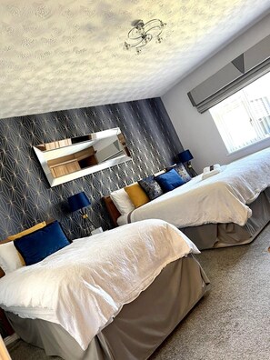 Deluxe kamer, 1 twee- of 2 eenpersoonsbedden, en-suite badkamer, uitzicht op bergen | 1 slaapkamer, luxe beddengoed, bedden met traagschuimmatrassen