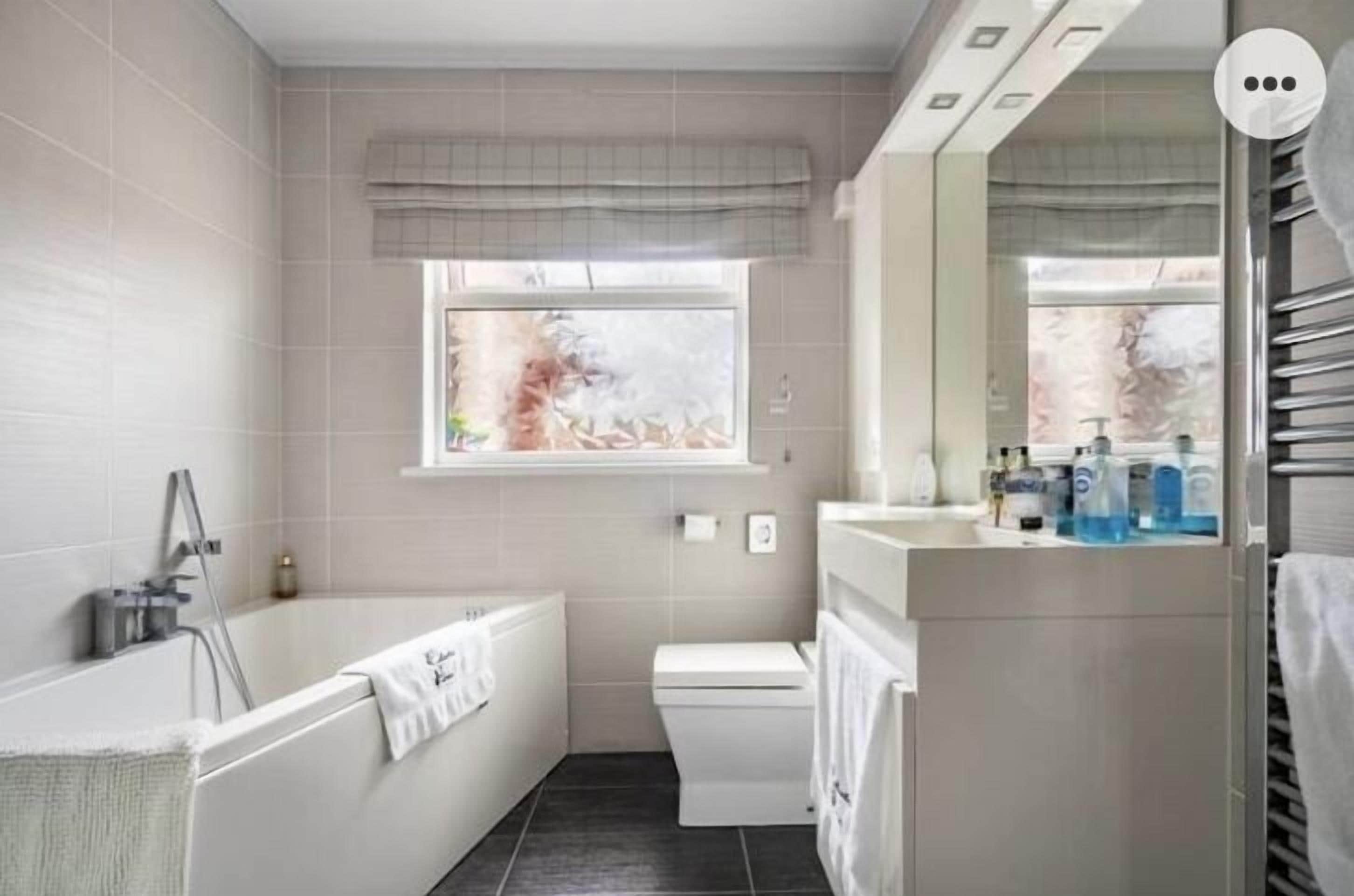 Standard Room, 2 Single Beds, Shared Bathroom | Bathroom | Free toiletries, hair dryer, towels