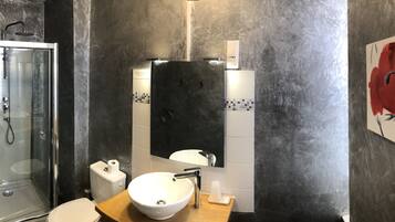 Doppia Tradizionale | Bagno | Doccia, set di cortesia gratuito, asciugamani