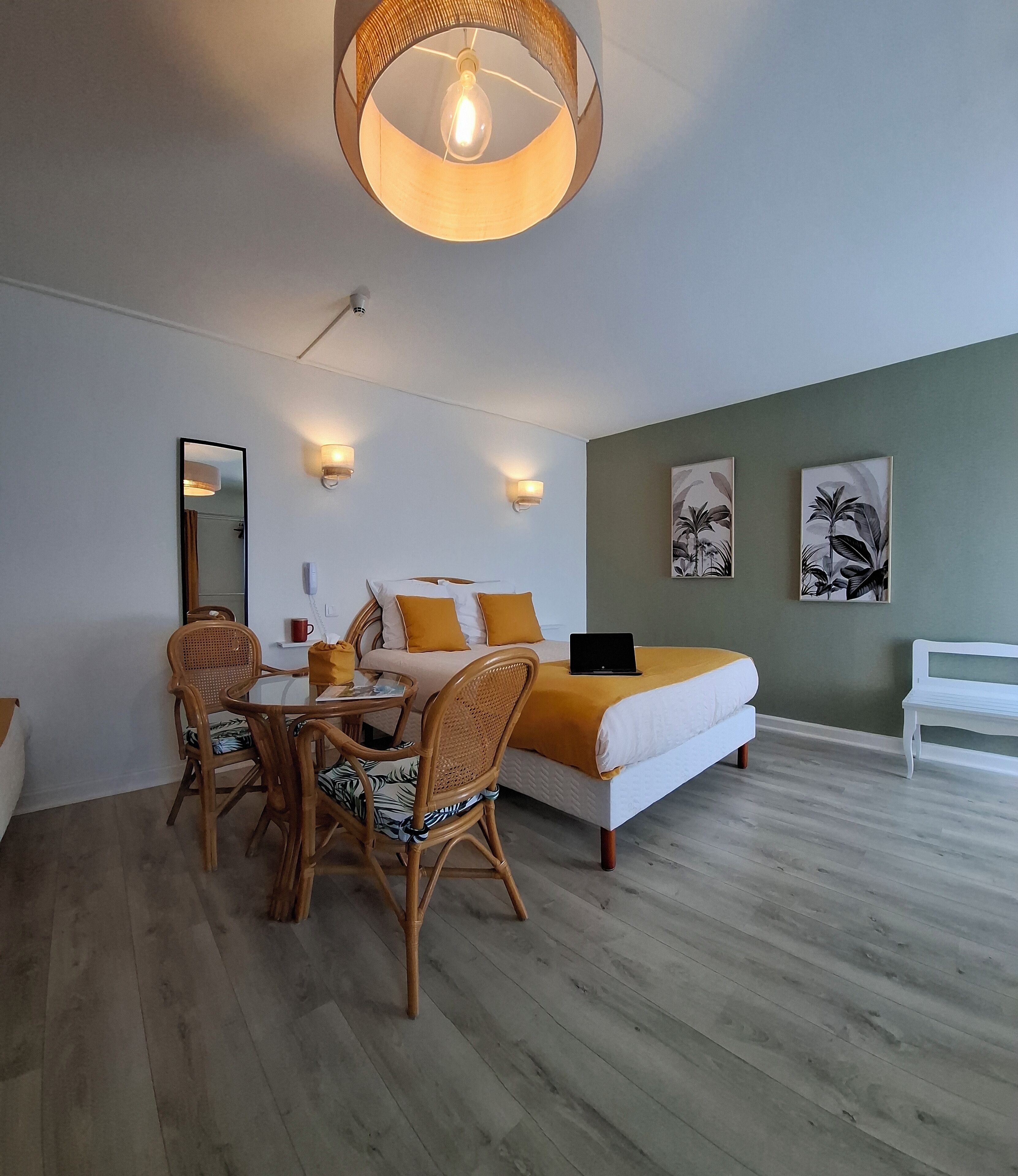 Chambre Triple Tradition | Ameublement personnalisé, rideaux occultants, Wi-Fi gratuit