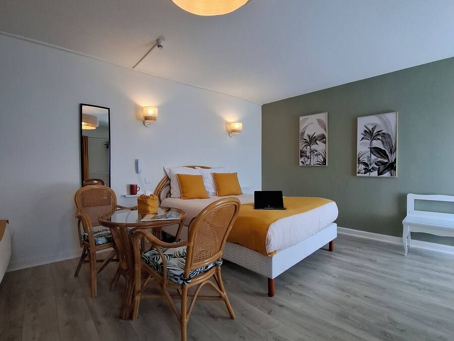 Traditionellt trippelrum | Unika möbler, mörkläggningsgardiner, gratis wi-fi och sängkläder