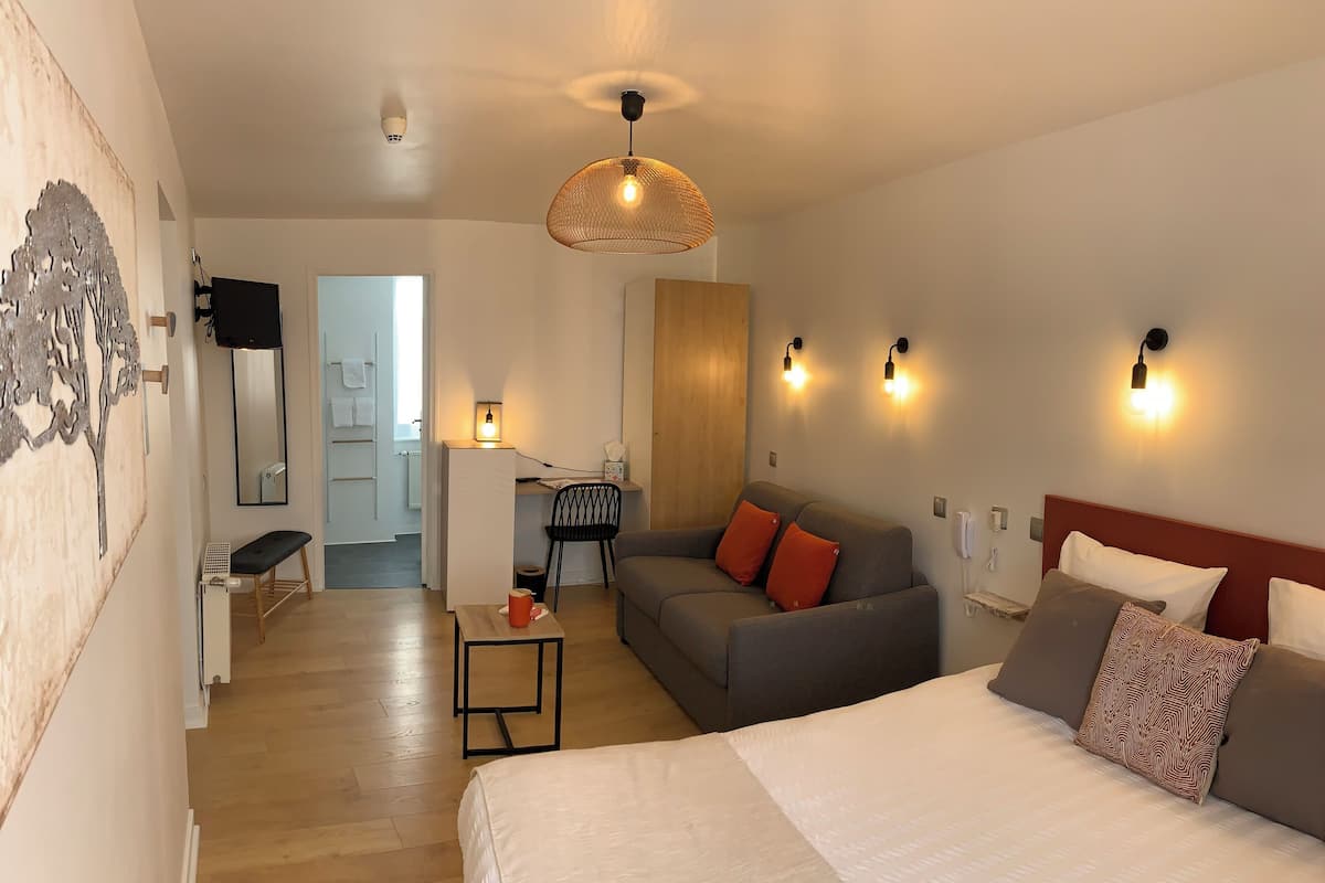 Traditional Triple Room | Individually furnished, blackout curtains, free WiFi, bed sheets