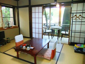 Japanese-style twin room with shared Bath and shared Toilet  (max occupancy 2) 