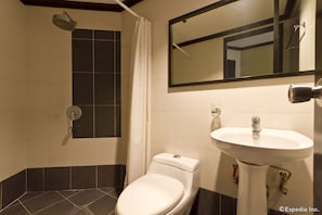 Deluxe Room, 1 King Bed | Bathroom - Richmond Plaza Hotel (Cebu City)