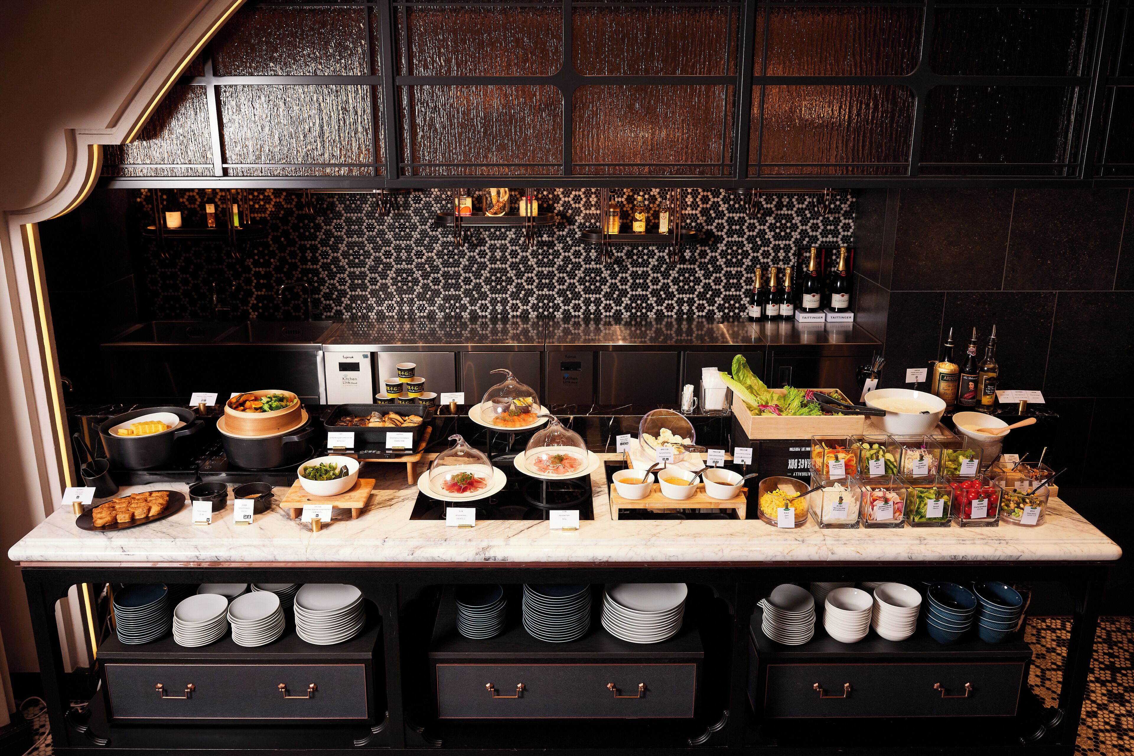 每日供应自助式早餐（每人 JPY 4350）