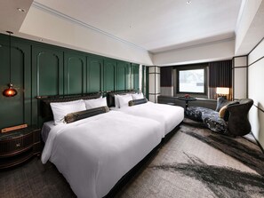 羽絨被、書桌、遮光窗簾/窗簾、熨斗/熨衫板