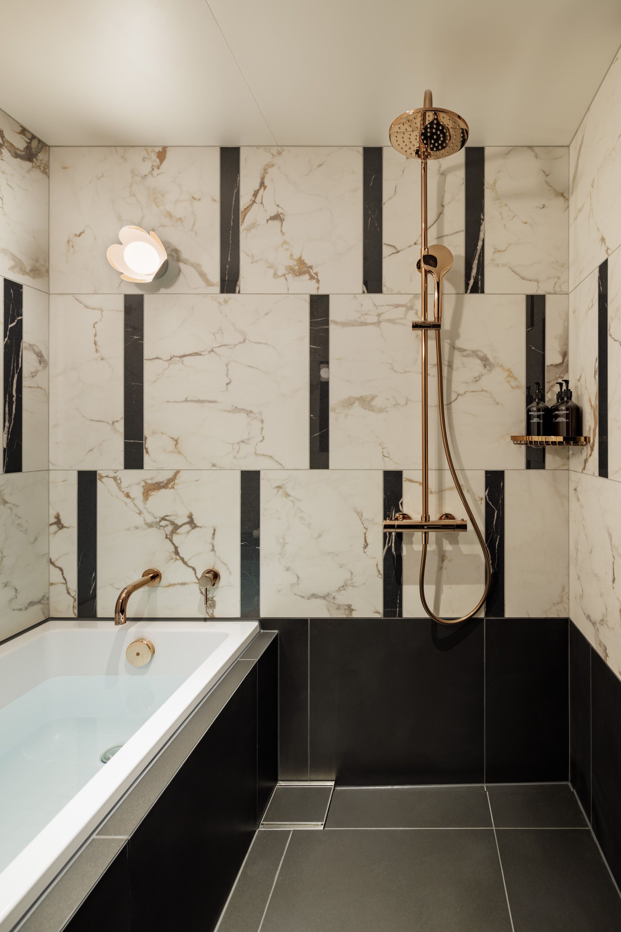 combined shower/bathtub, deep-soaking bathtub, free toiletries