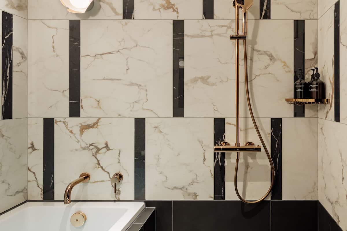 combined shower/bathtub, deep-soaking bathtub, free toiletries