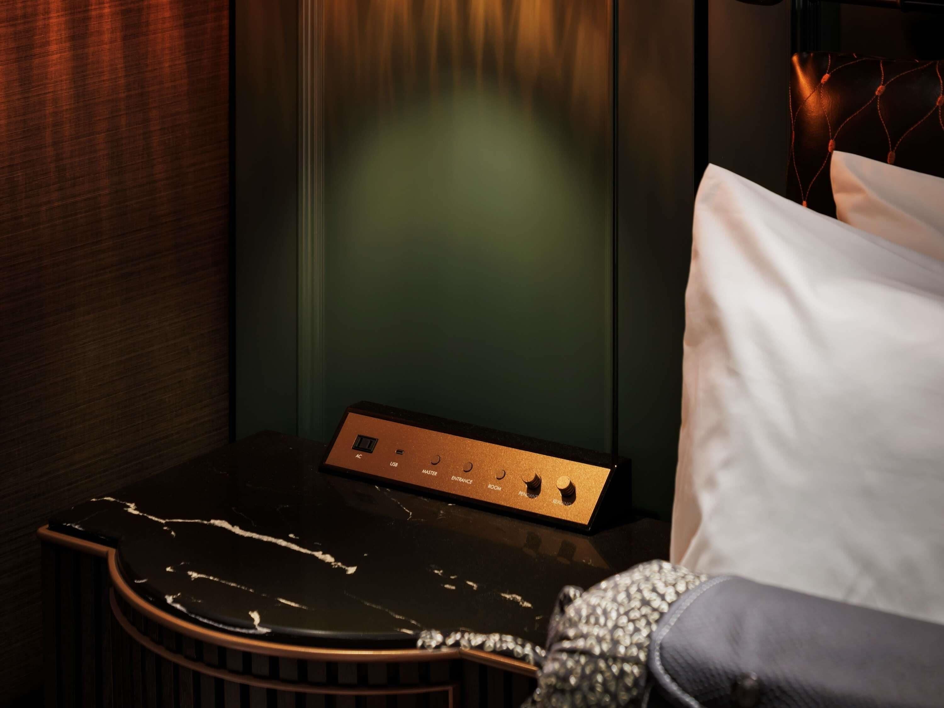 Edredons de pluma, escrivaninha, cortinas blackout