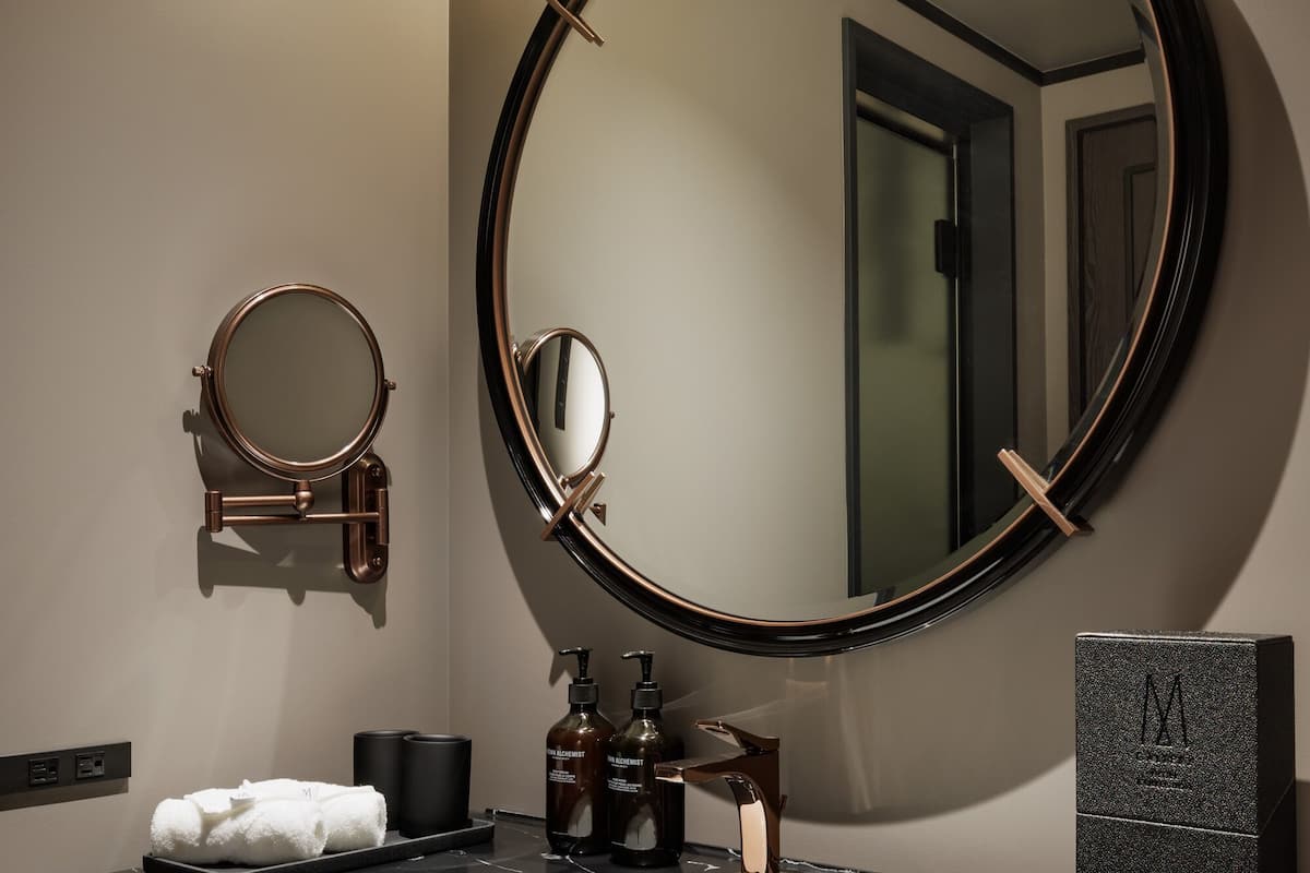 combined shower/bathtub, deep-soaking bathtub, free toiletries