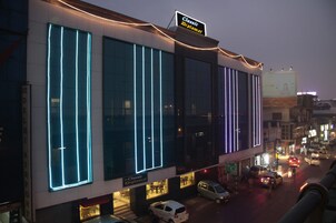 Fassade der Unterkunft – Abend/Nacht