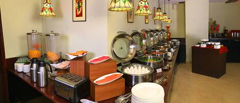 Un buffet proposant une variété de plats et d’ustensiles.