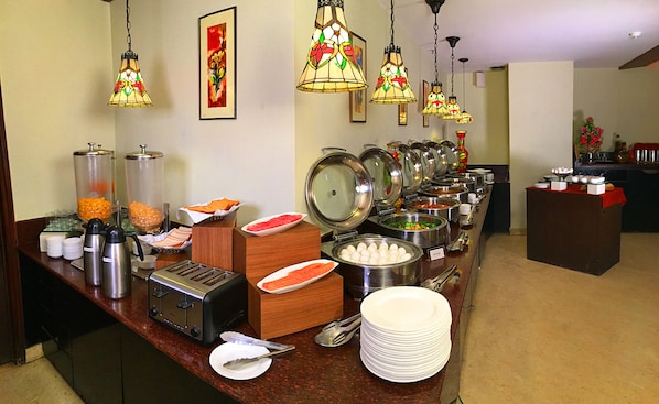 Daily buffet breakfast for a fee
