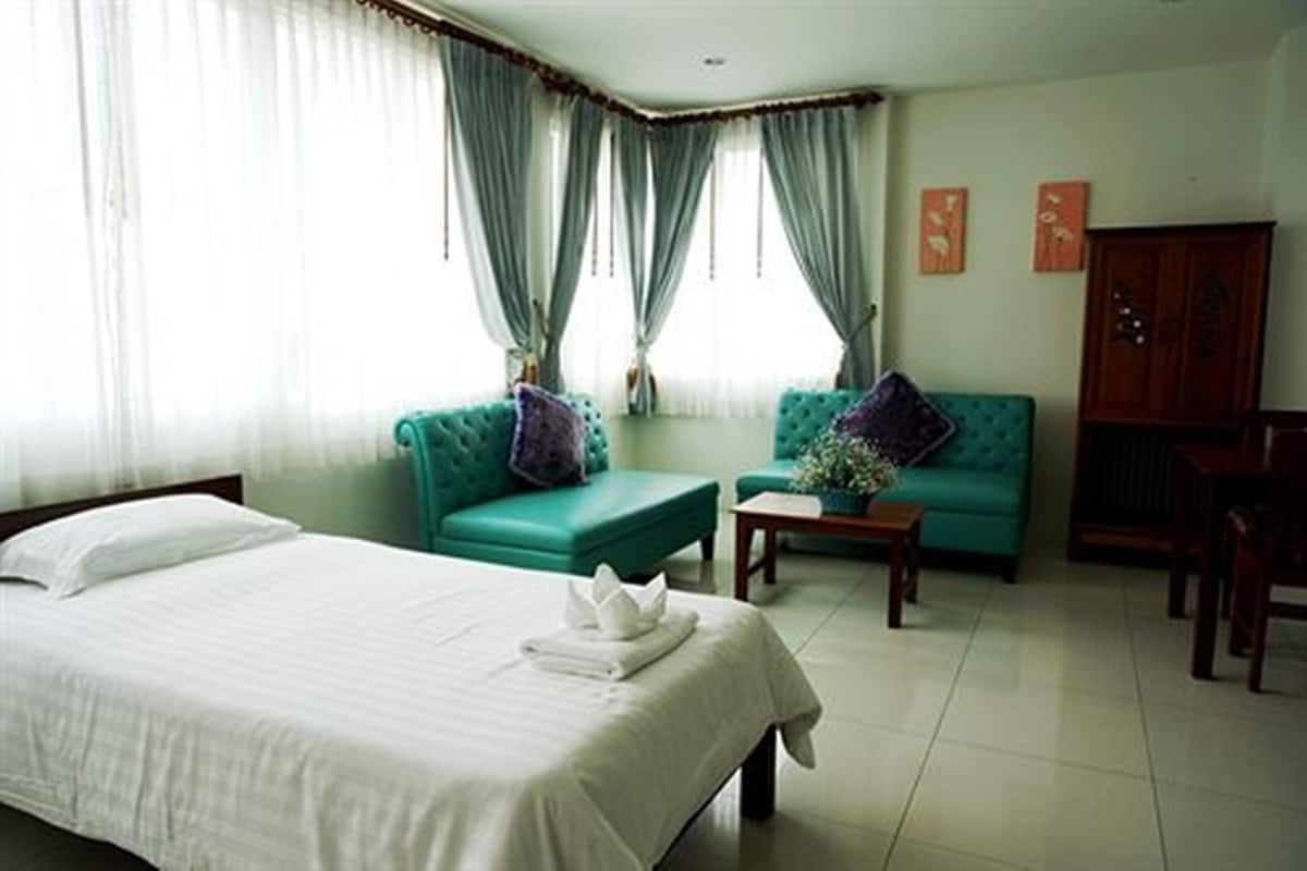 Deluxe Triple Room | Desk, free WiFi, wheelchair access