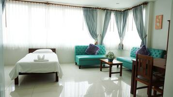 Deluxe Triple Room | Desk, free WiFi, wheelchair access