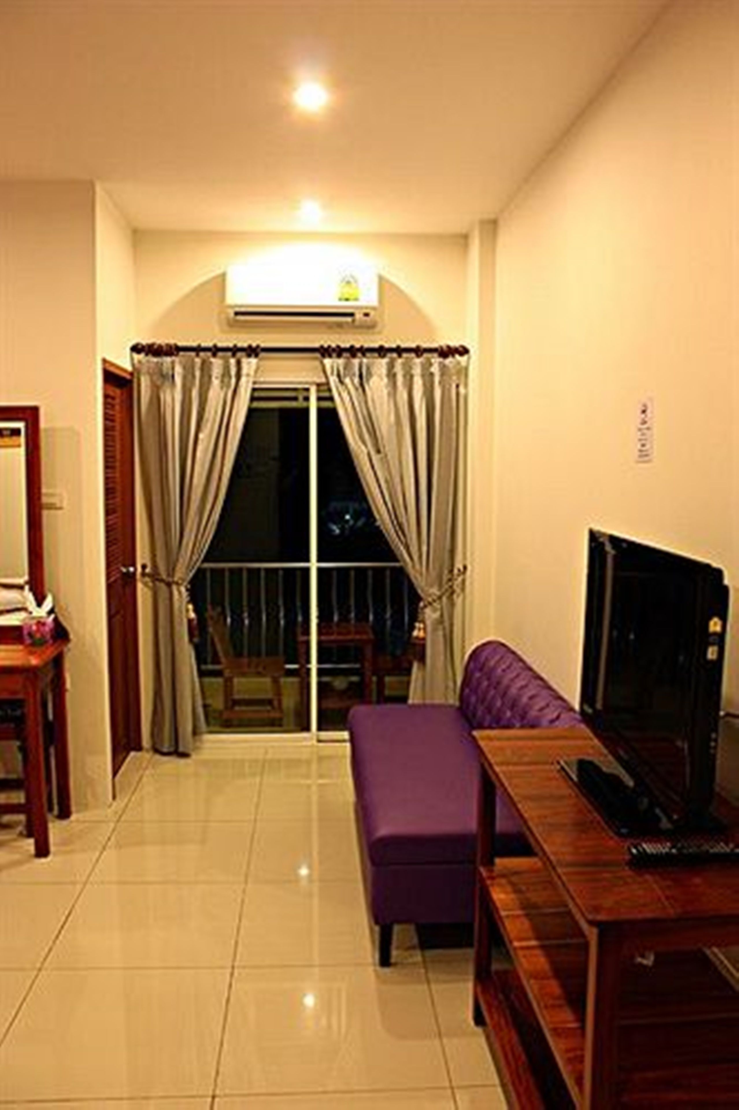 deluxe triple room | living area | 29-inch lcd tv with cable channels, tv