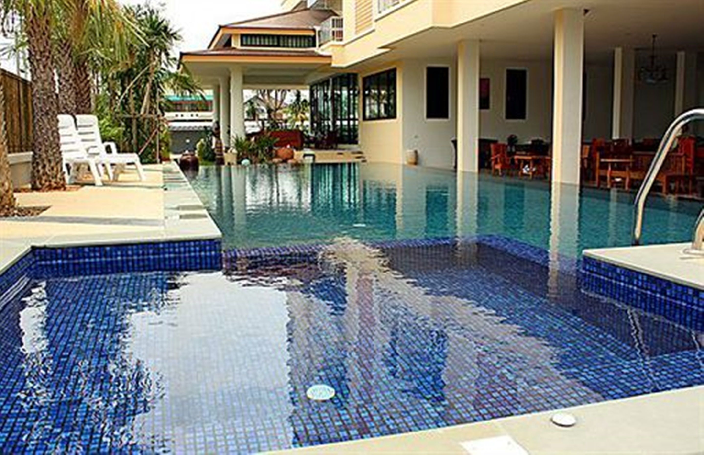 outdoor pool, open 7:00 am to 8:00 pm, pool loungers