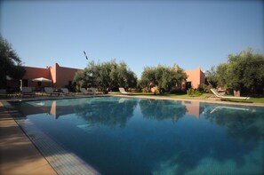 Seasonal outdoor pool, pool umbrellas, sun loungers - Les Oliviers de L Atlas (Al Ouidane)