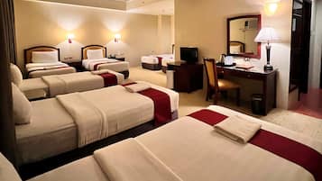 Grand Family Suite for 7 Persons | In-room safe, individually furnished, desk, blackout drapes