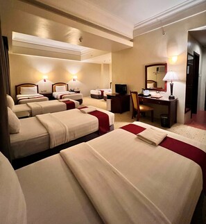 Grand Family Suite for 7 Persons | Coffre-fort, ameublement unique, bureau, rideaux d’obscurcissement