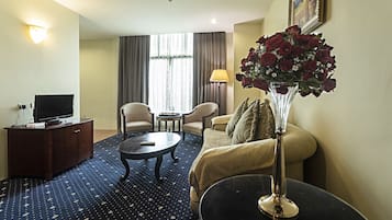 Sarrosa Suite Double | Living room | TV
