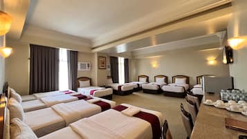 Grand Family Suite for 10 Persons | In-room safe, individually furnished, desk, blackout curtains