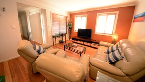 Cottage, 2 slaapkamers (18 Tramway Terrace) | Woonruimte | Lcd-televisie en een dvd-speler