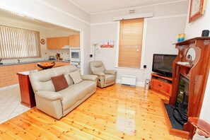 341 Williams Street - Two Bedroom Cottage | Living area