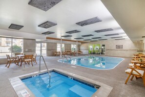 من حمّامات السباحة المغطاة