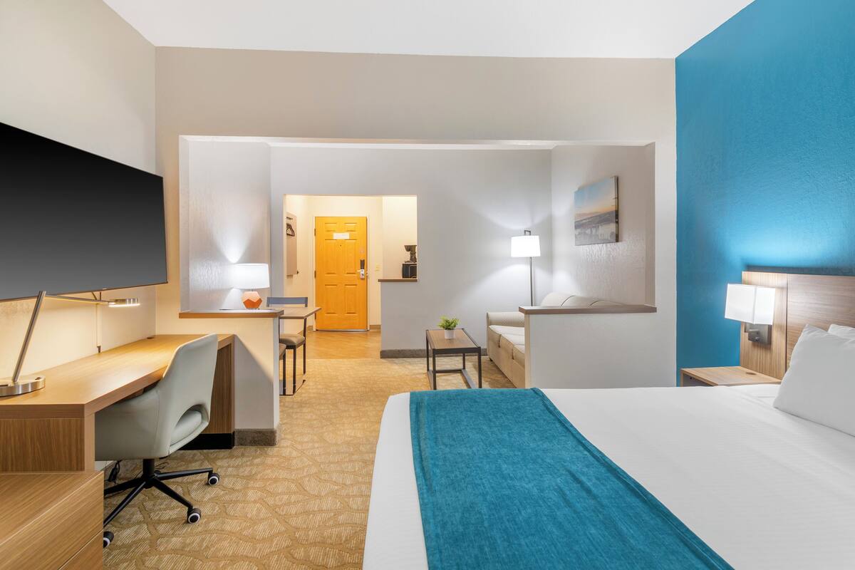 suite, 1 king | desk, iron/ironing board, free cots/infant beds, free wifi