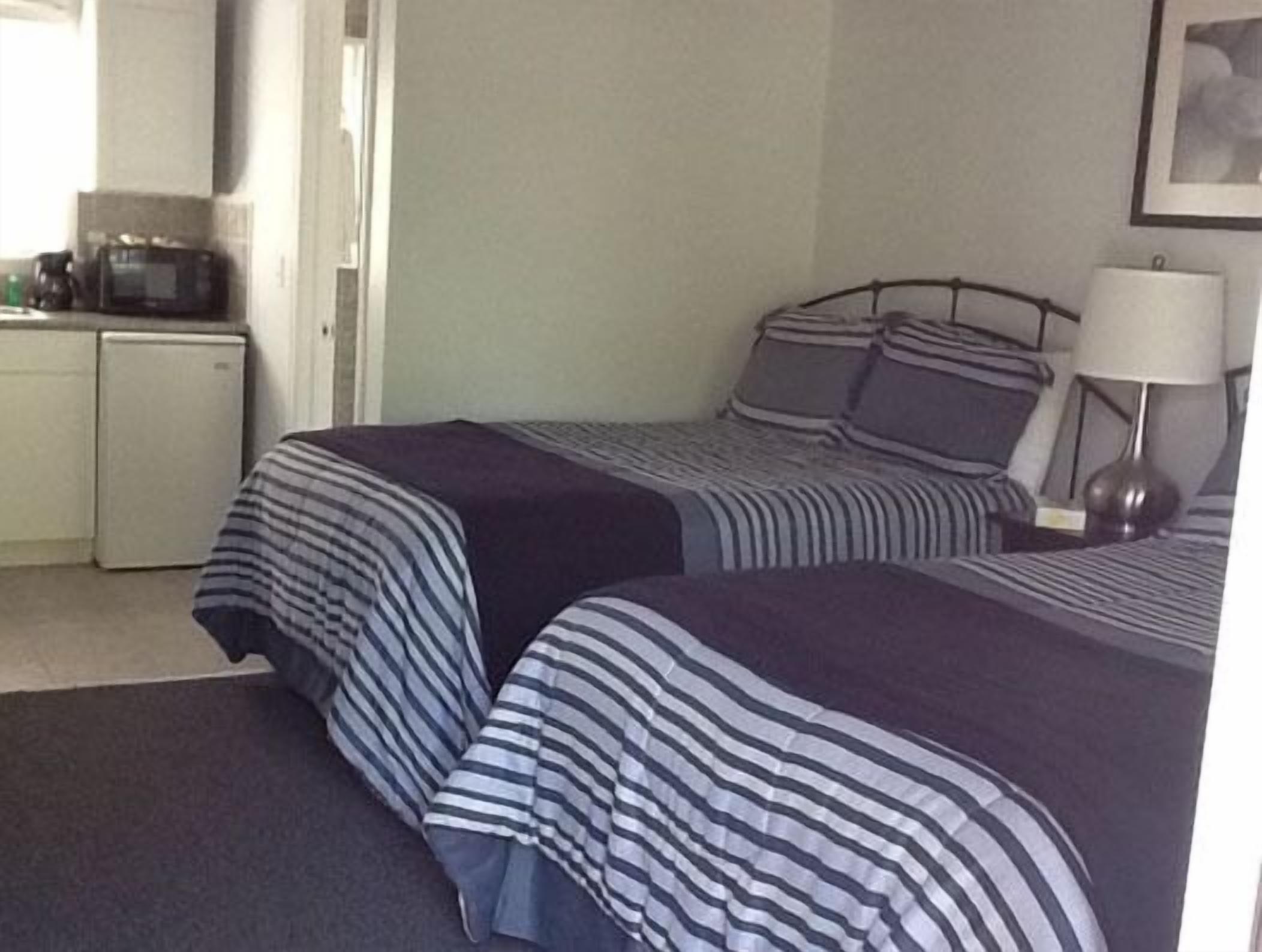 desk, iron/ironing board, free wifi