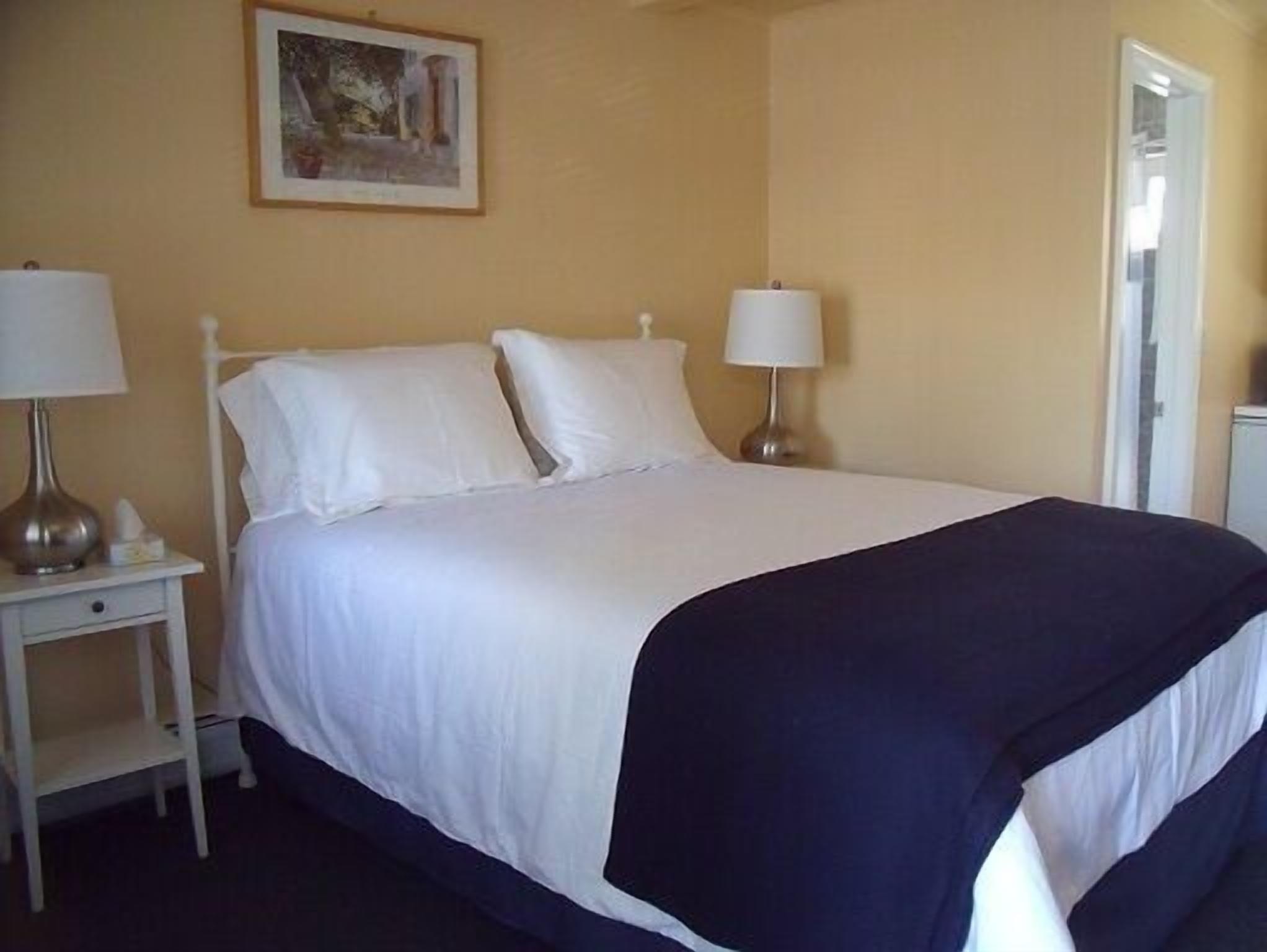 desk, iron/ironing board, free wifi