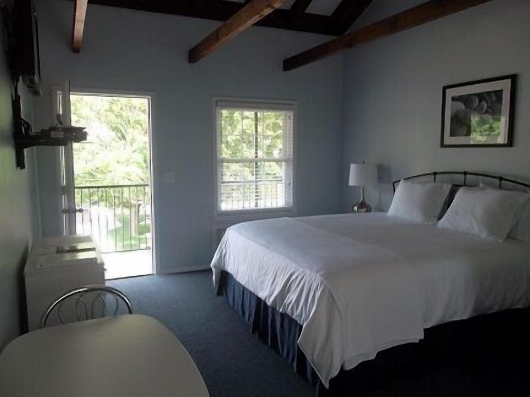 desk, iron/ironing board, free wifi