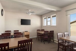 Free daily continental breakfast - Thriftlodge Moose Jaw (Moose Jaw)