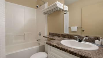 Combined shower/tub, hair dryer, towels