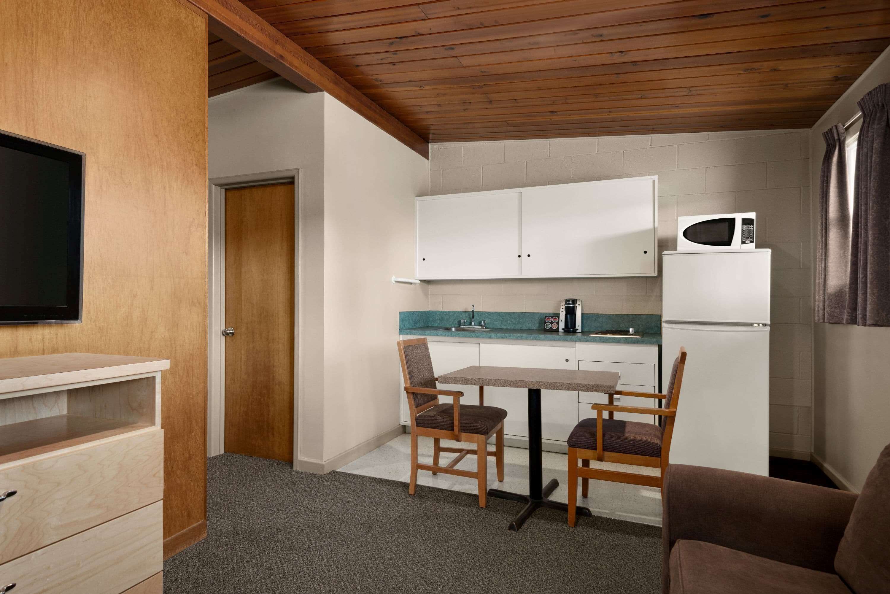 Free cribs/infant beds, free WiFi, alarm clocks