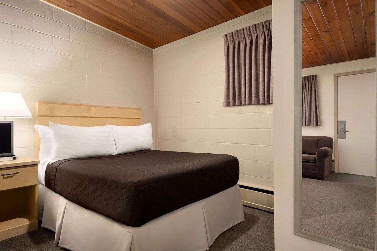 Cribs (free), WiFi (free), alarm clocks