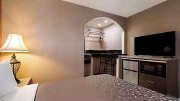 Escritorio, cortinas blackout y tabla de planchar con plancha
