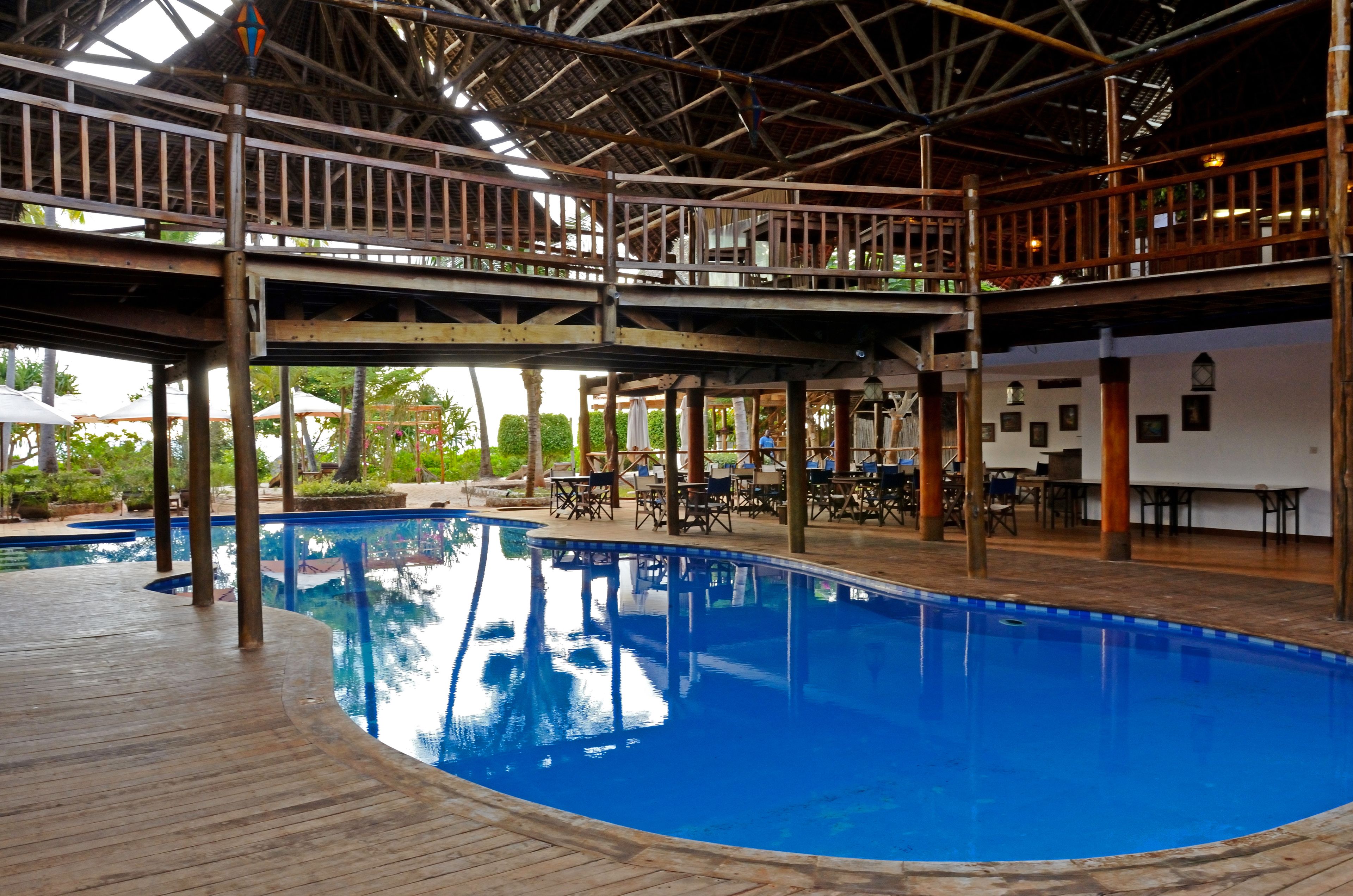 Außenpool, Sonnenschirme, Liegestühle