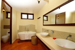 Quarto família, 2 quartos | Banheiro | Produtos de toalete grátis, secador de cabelo (mediante solicitação)