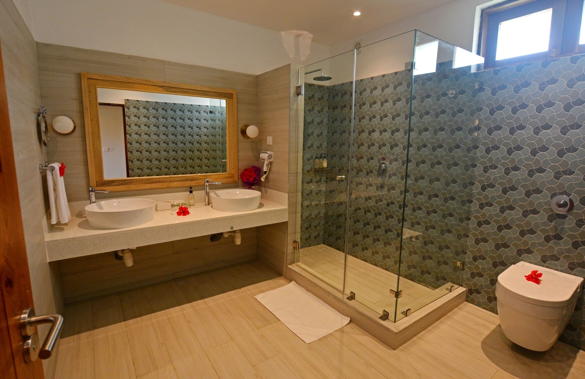 shower, free toiletries, hair dryer, towels