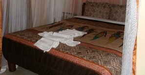 Standard Room | Individually decorated, free WiFi, bed sheets - Fahari Guest House (Nairobi)