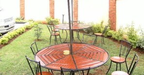 Outdoor dining - Fahari Guest House (Nairobi)