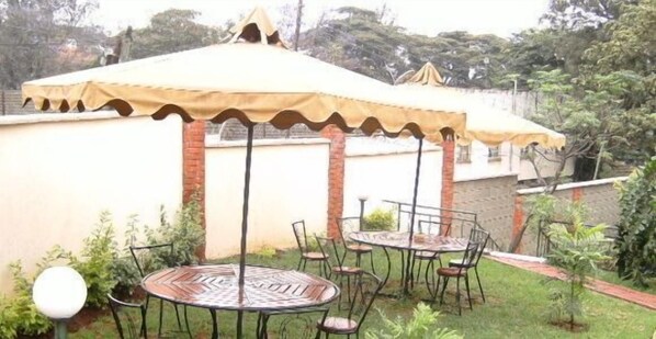 Outdoor dining - Fahari Guest House (Nairobi)
