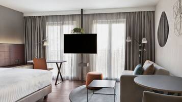 Roupas de cama antialérgicas, cofres nos quartos, escrivaninha