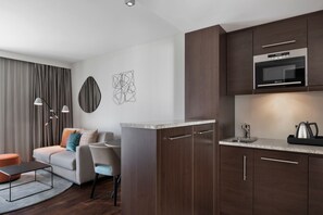Family Studio, 1 Queen Bed with Sofa bed, Corner | Private kitchen | Fridge, microwave, stovetop, dishwasher - Residence Inn by Marriott Munich City East (Munich)
