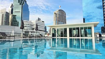 室外泳池;泳池傘、躺椅