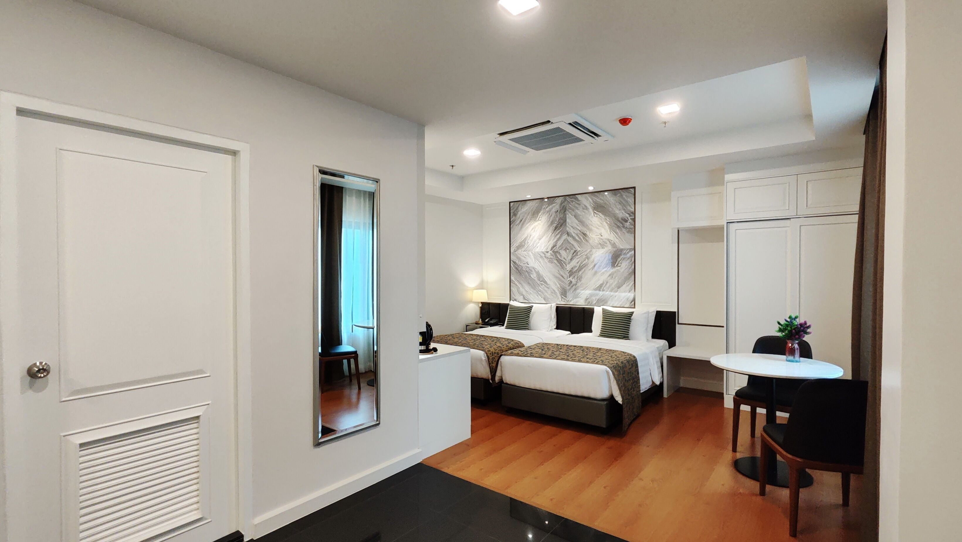 grand premier room | 1 bedroom, in-room safe, desk, laptop workspace