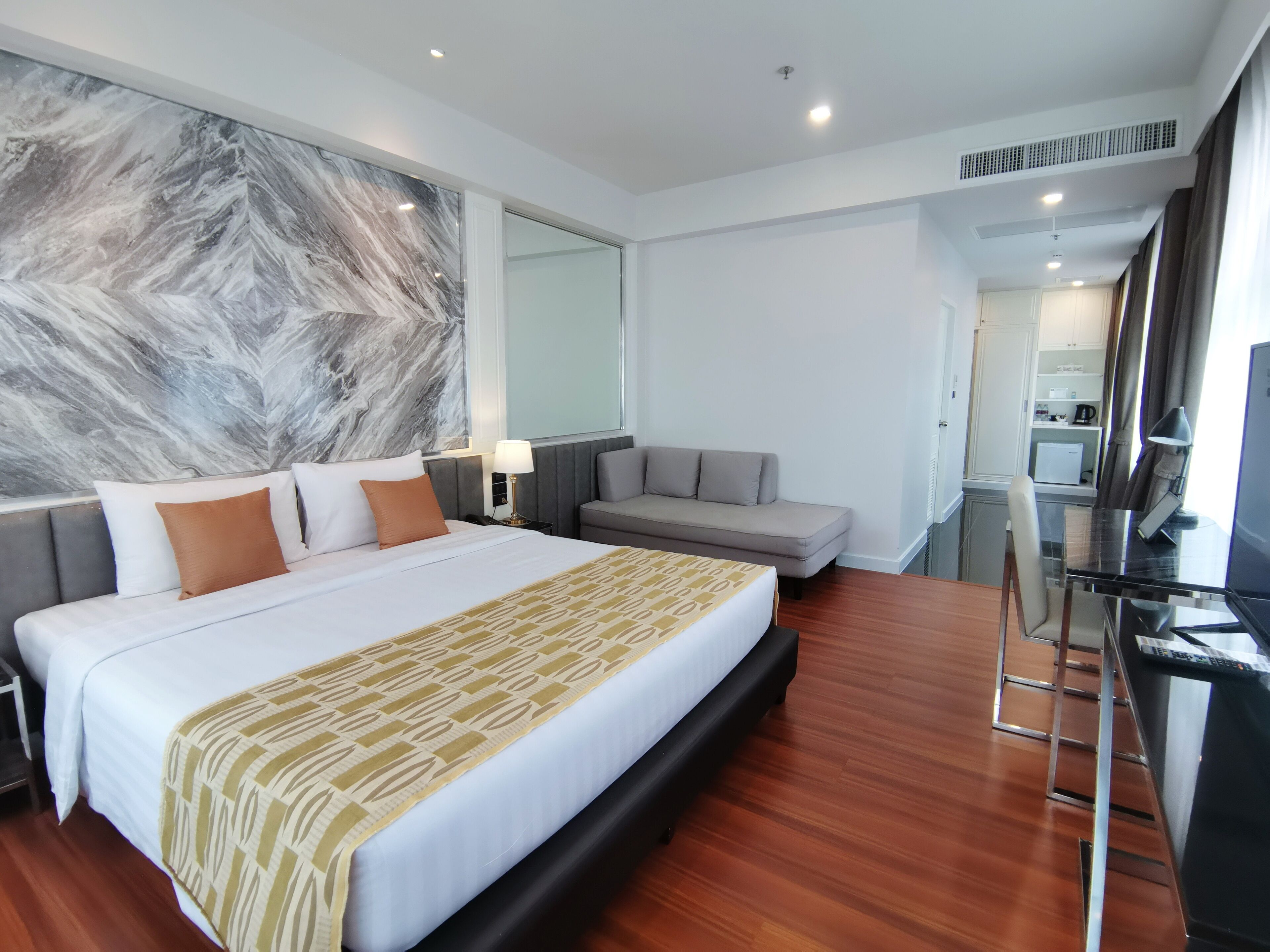 Grand Premier Room | 客房内保险箱、办公桌、笔记本电脑工作区、遮光窗帘