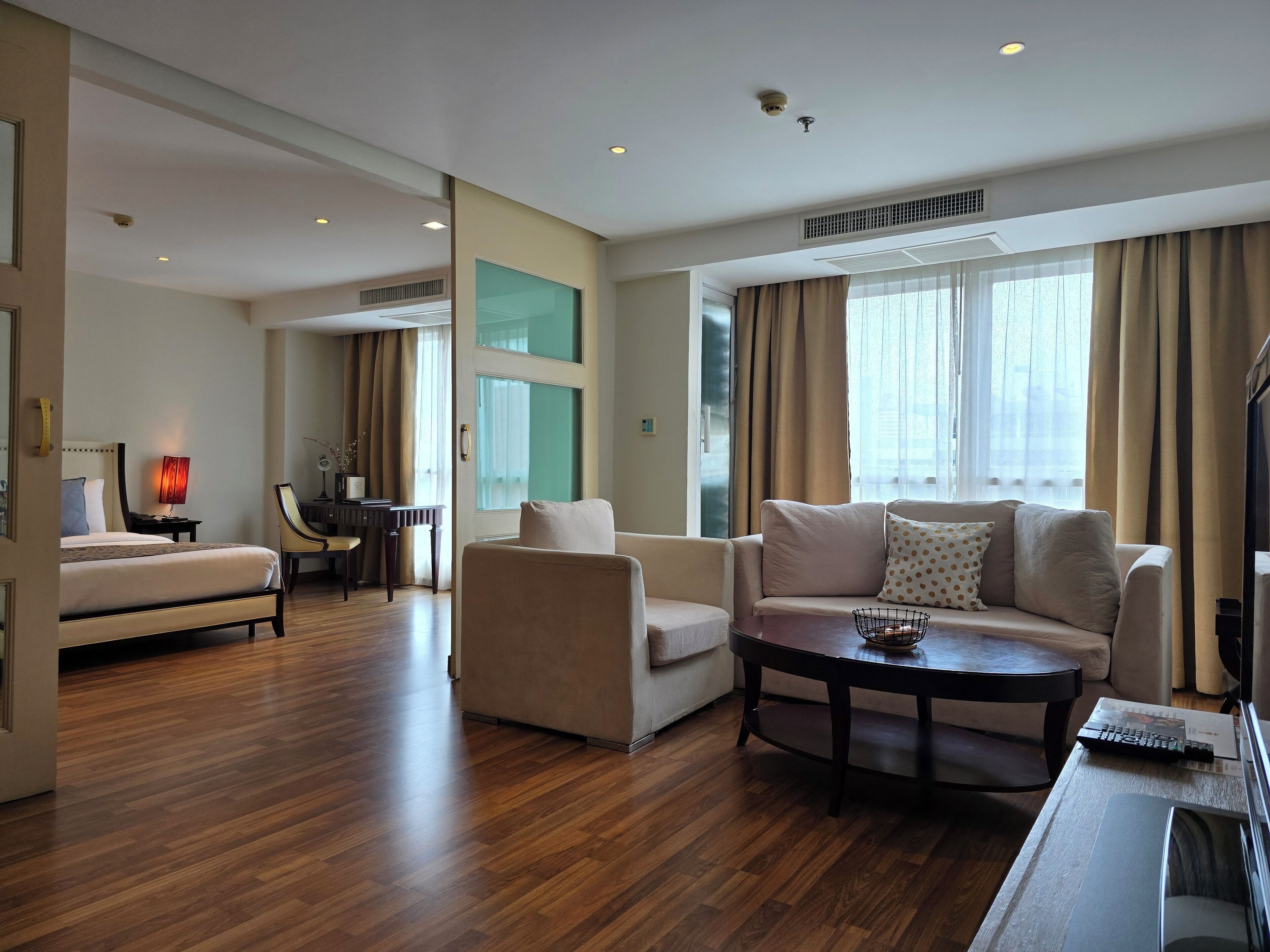 deluxe suite, 1 bedroom | 1 bedroom, in-room safe, desk, laptop workspace